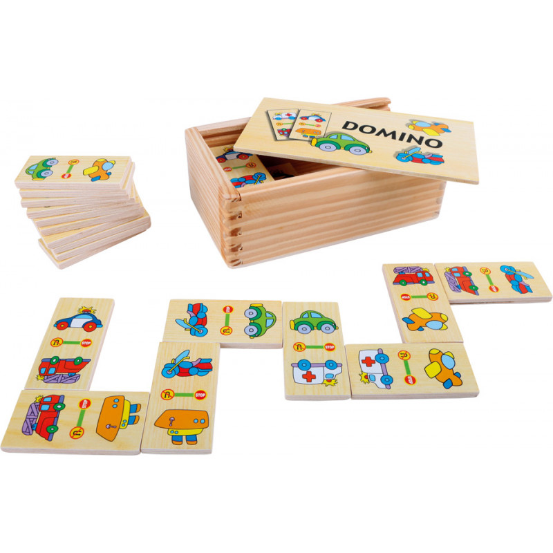 enfant jouant avec domino en bois Stock Photo